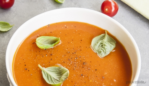 Zupa pomidorowa ze swieżych pomidrów i młodych warzyw