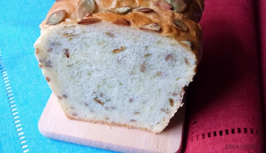 Chleb pszenno-orkiszowy z ziarnami