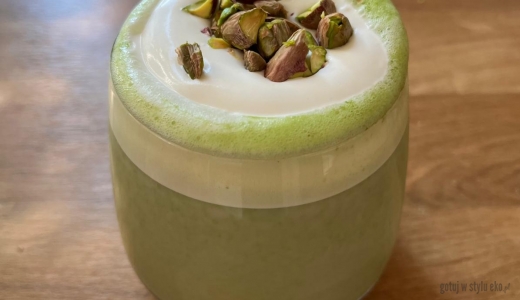 Pistacjowa matcha z bitą śmietaną