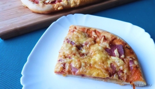 Pizza z czosnkiem i salami