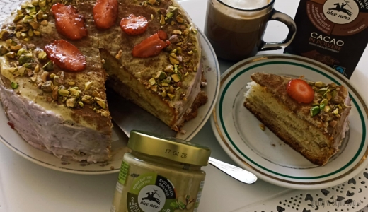 Torcik pistacjowy z truskawkami