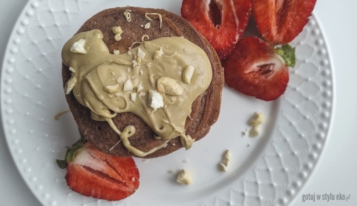 Kakaowe pancakes z kremem pistacjowym