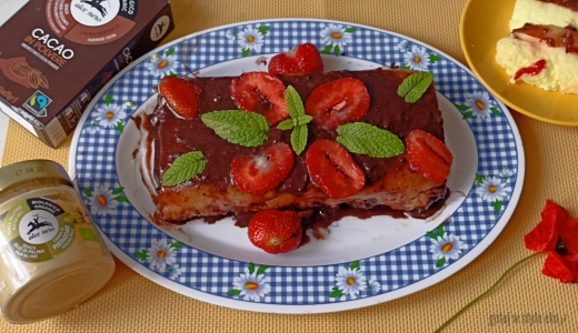 Piankowiec pistacjowy z polewą i truskawkami