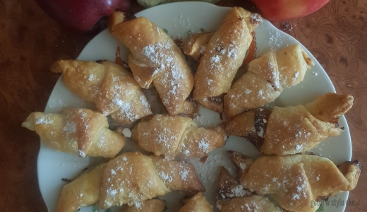 Rogaliki z ciasta francuskiego z kremem pistacjowym