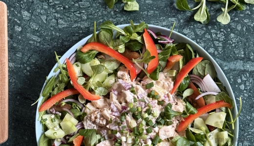 Kurczak w białym sosie na świeżych warzywach