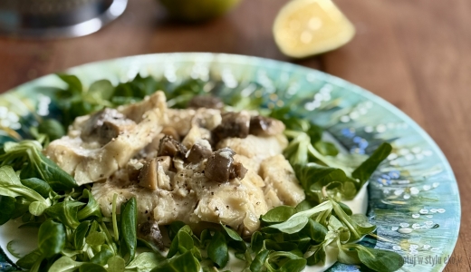 Ryba w śmietanowym sosie na roszponce 