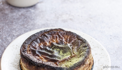 Sernik baskijski z matchą