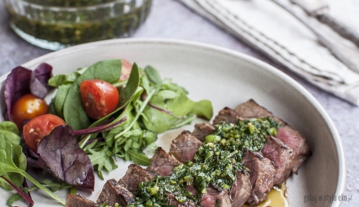 Stek z rostbefu z argentyńskim sosem chimichurri