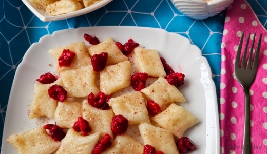 Malinowe kluseczki z twarogiem