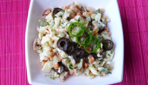 Sałatka z pieczonym mięsem, fasolą i oliwkami