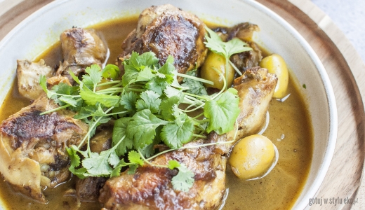 Marokański tadżin z kurczakiem i cytrynami w ras el hanout