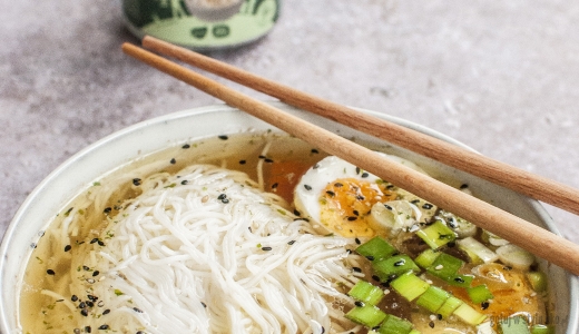 Japoński ramen shoyu z shichimi togarashi w tym przypadku furikake