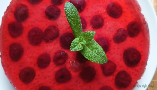 Orzeźwiający sernik z wiśniami i galaretką 