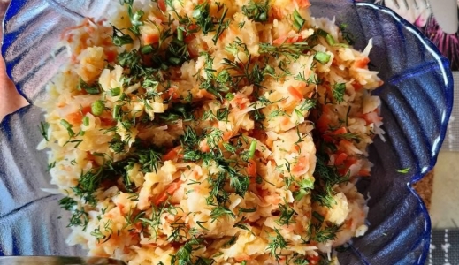 Surówka z kapusty kiszonej z marchewką, jabłkiem oraz koperkiem