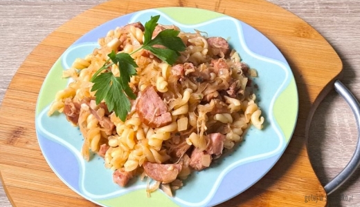 Łazanki z kapusty kiszonej, makaronu świderki i pieczarek