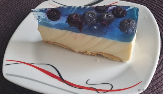 Sernik bez pieczenia z borówką amerykańską i niebieską galaretką