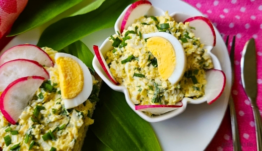 Pasta z jajek, żółtego sera i czosnku niedźwiedziego