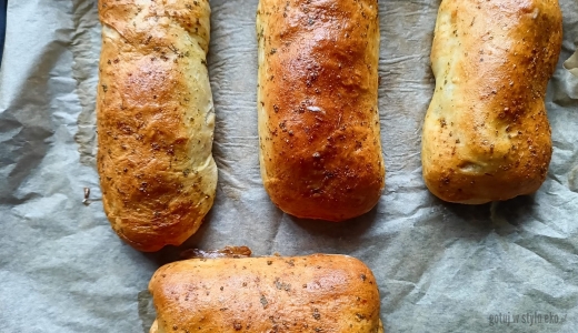 Kiełbasa biała parzona w cieście drożdżowym