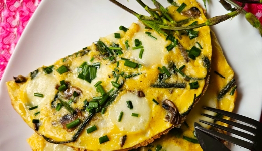 Omlet z pieczarkami i pędami dzikiego chmielu