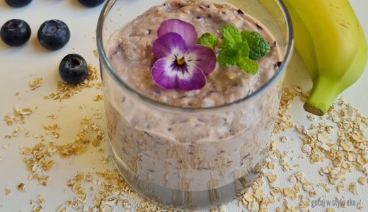 Koktajl owsiany z borówkami