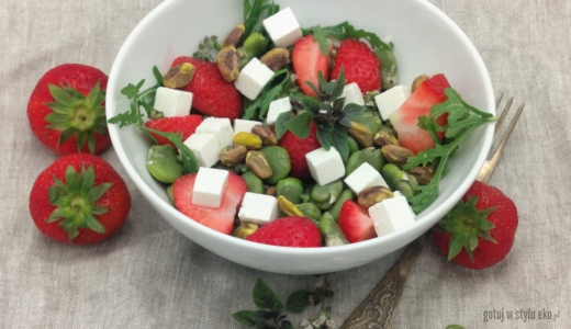 Letnia sałatka z bobem i truskawkami 