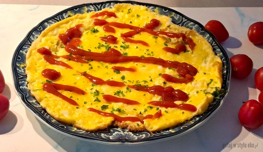 Prosty omlet z startym serem mozzarellą