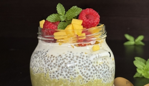 Owsianka matcha latte z chia i owocami 