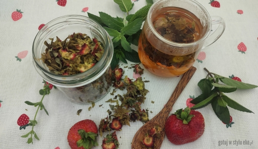 Herbatka z szypułek truskawek (zero waste)