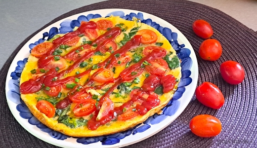 Omlet ze szpinakiem i pomidorkami koktajlowymi
