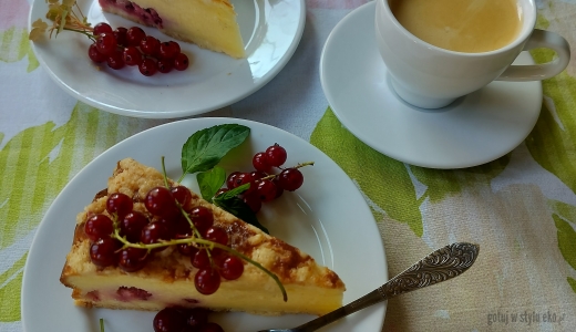 Sernik z mascarpone, kruszonką kokosową i czerwoną porzeczką