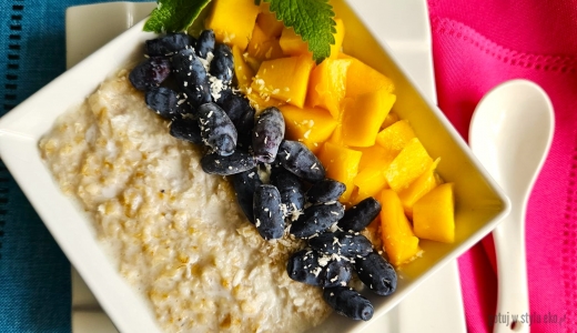 Owsianka kokosowa z mango i jagodami