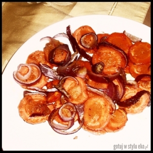 Marchew zapiekana z cebulą w sosie kminkowym
