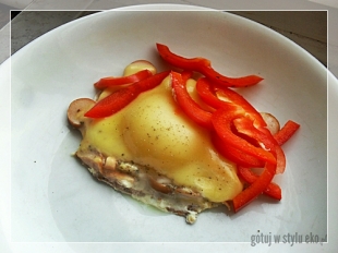 Jajko sadzone pod serem i papryką
