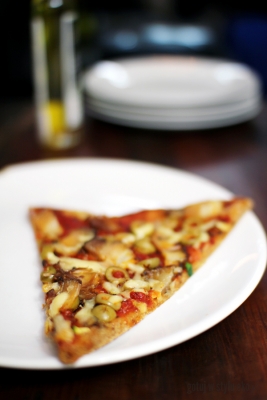 Pizza pełnoziarnista z oliwkami i mięsem 