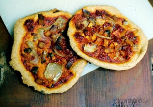 Mini pizze z mięsem i cebulką 