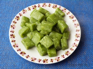Zielone kluski z ciasta ziemniaczanego