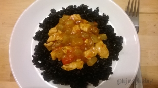 Czarny ryż z kalarepą i kurczakiem