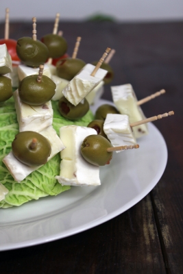 Koreczki z serem plesniowym i oliwkami 