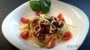 Spaghetti Bolognese ze świeżą bazylią
