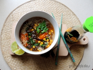 Orientalna zupa z grzybami mun
