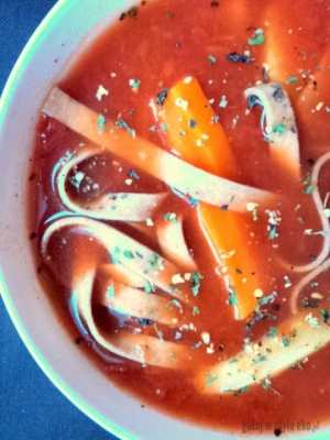 Lekka zupa pomidorowa z orkiszem, bez mięsa