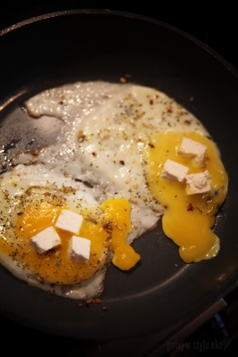 Jajka sadzone z serem feta 