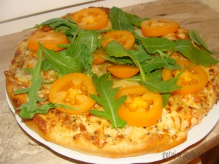 Pizza z białym sosem i pomidorami