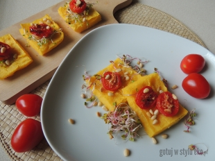 Grillowana polenta z pieczonymi pomidorami