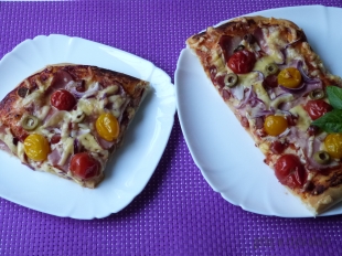Pizza z oliwkami i pomidorkami