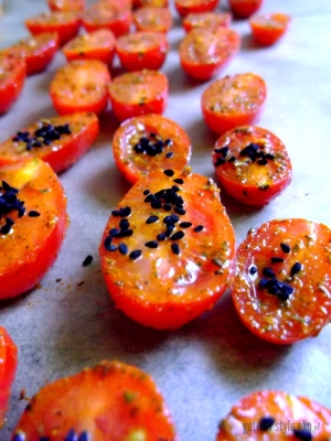 Pieczone pomidorki z czarnuszką :) 