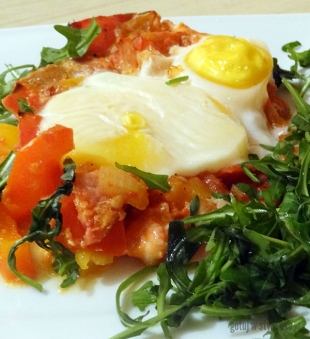 Jajka z warzywami w sosie pomidorowym
