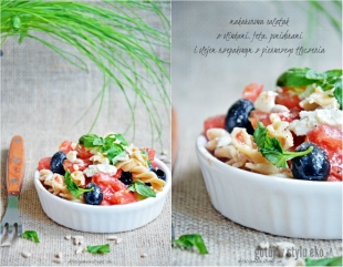 Makaronowa sałatka z fetą, oliwkami i pomidorami