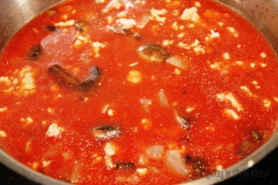 Zupa pomidorowa z mięsem mielonym, i pieczarkami