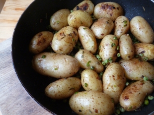 Pieczone młode ziemniaki z patelni
